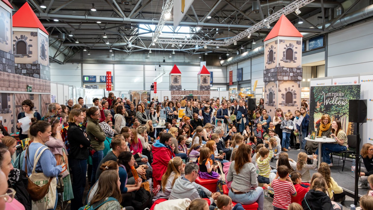 Lesung vor vielen Kindern in der Hugendubel Kinderbuchhandlung/ Phantastik Buchhandlung auf der Leipziger Buchmesse 2025