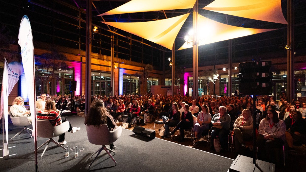 Bühnengespräch mit 3 Teilnehmerinnen bei lit love on tour vor vollbesetztem Publikum während der Leipziger Buchmesse 2025