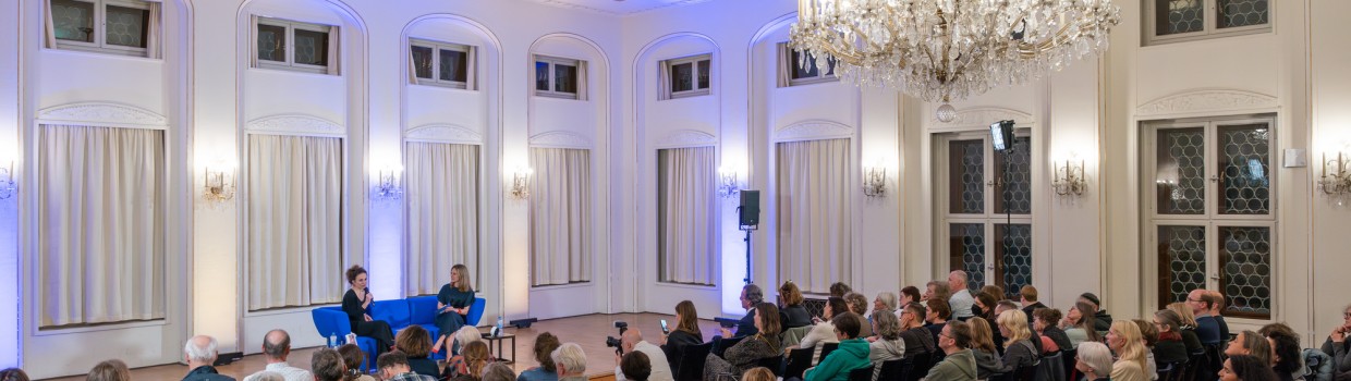 Leipzig liest Veranstaltung "Das Blaue Sofa" mit zwei Presonen vor vollbesetztem Publikum in der Alten Handelsbörse während der Leipziger Buchmesse 2025