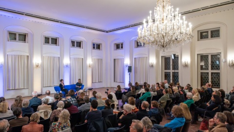 Leipzig liest Veranstaltung "Das Blaue Sofa" mit zwei Presonen vor vollbesetztem Publikum in der Alten Handelsbörse während der Leipziger Buchmesse 2025