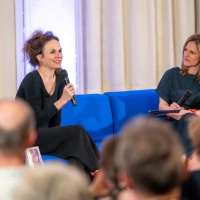 Leipzig liest Veranstaltung "Das Blaue Sofa" mit zwei Presonen vor vollbesetztem Publikum in der Alten Handelsbörse während der Leipziger Buchmesse 2025 Leipzig liest Veranstaltung "Das Blaue Sofa" mit zwei Presonen vor vollbesetztem Publikum in der Alten Handelsbörse während der Leipziger Buchmesse 2025