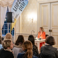 Autorin Katja Burkhardt bei ihrer Leipzig liest Lesung vor Publikum in der Alten Handelsbörse während der Leipziger Buchmesse 2025