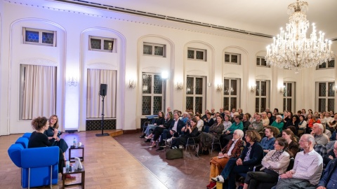 Veranstaltung Das Blaue Sofa mit 2 Personen im Kupfersaal vor vollbesetztem Publikum während der Leipziger Buchmesse 2025 Veranstaltung Das Blaue Sofa mit 2 Personen im Kupfersaal vor vollbesetztem Publikum während der Leipziger Buchmesse 2025