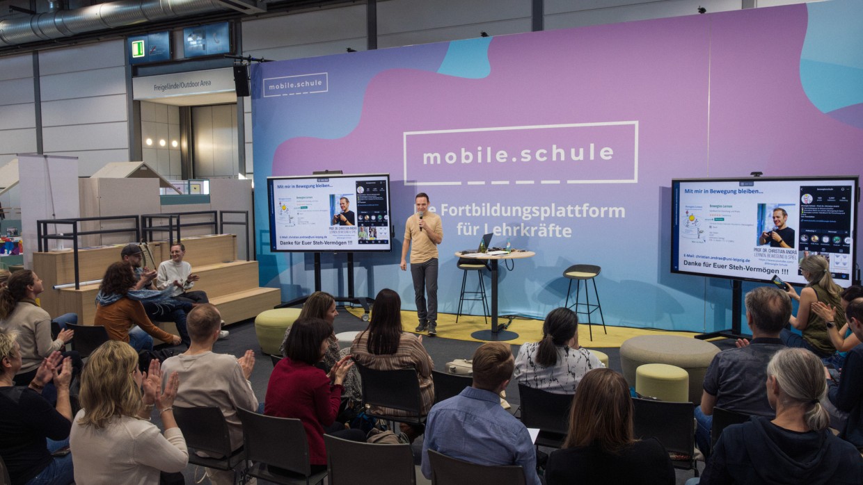 Vortrag von mobile.schule auf der Leipziger Buchmesse 2025 vor vollbesetztem Publikum