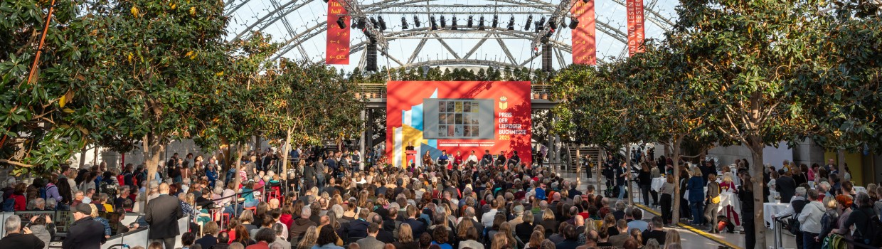 Blick auf die Bühne der Preisverleihung des Preises der Leipziger Buchmesse 2025 mit Publikum im Vordergrund