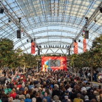 Blick auf die Bühne der Preisverleihung des Preises der Leipziger Buchmesse 2025 mit Publikum im Vordergrund