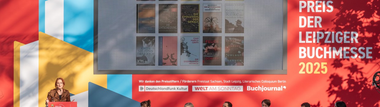 Verleihung vom Preis der Leipziger Buchmesse 2025 in der Glashalle der Leipziger Messe mit vollbesetztem Publikum und Jury auf der Bühne