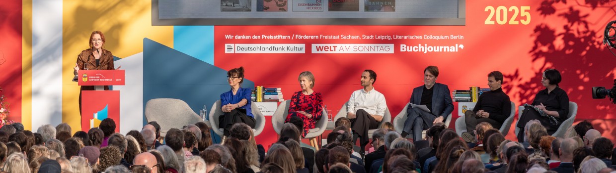 Verleihung vom Preis der Leipziger Buchmesse 2025 in der Glashalle der Leipziger Messe mit vollbesetztem Publikum und Jury auf der Bühne Verleihung vom Preis der Leipziger Buchmesse 2025 in der Glashalle der Leipziger Messe mit vollbesetztem Publikum und Jury auf der Bühne