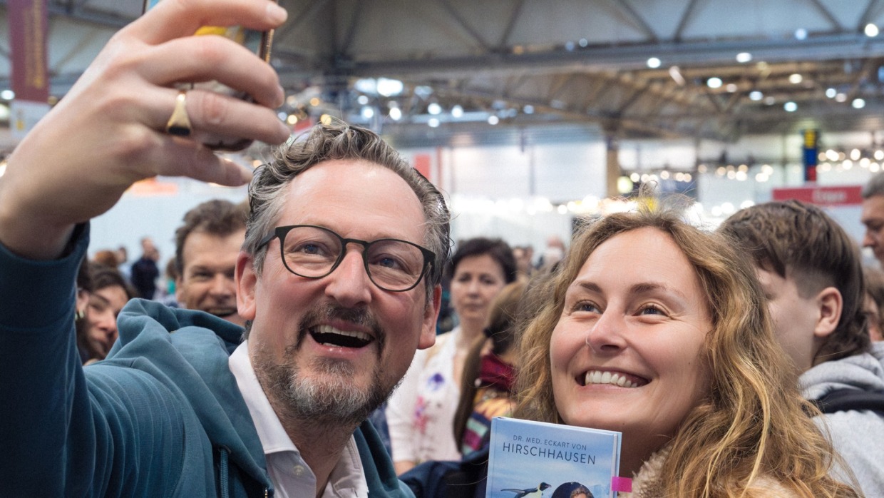 Eckhardt von Hirschhausen macht ein Selfie mit einem Fan auf der Leipziger Buchmesse 2025