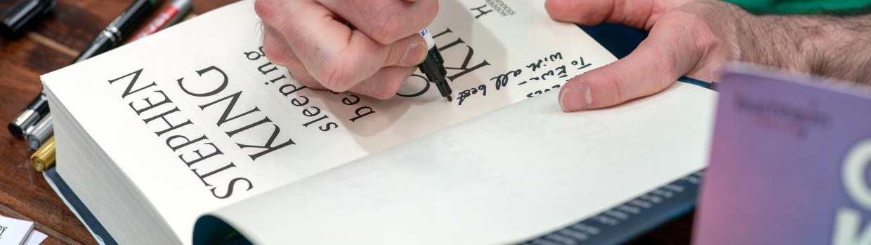 Owen King signiert sein Buch auf der Leipziger Buchmesse 2025