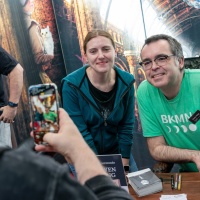 Owen King, Sohn von Stephen King, signiert sein Buch.