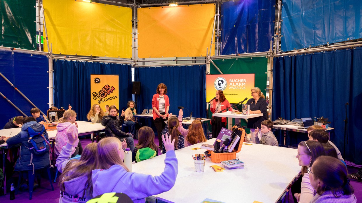 Bücheralarm-Veranstaltung mit vielen Kindern in der Agora des UVERSE auf der Leipziger Buchmesse 2025 Bücheralarm-Veranstaltung mit vielen Kindern in der Agora des UVERSE auf der Leipziger Buchmesse 2025