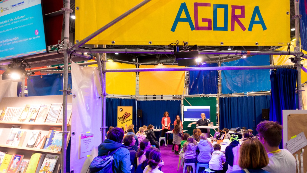 Veranstaltung mit vielen Kindern in der Agora des UVERSE auf der Leipziger Buchmesse 2025