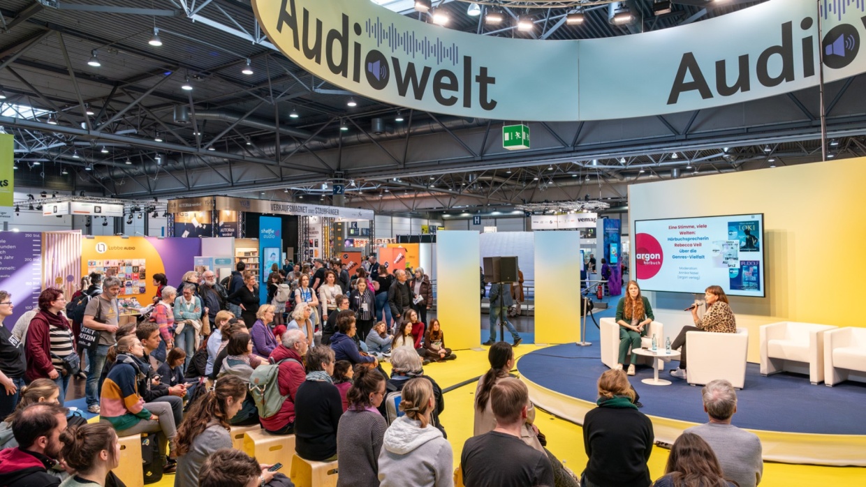 Veranstaltung in der Audiwelt vor vollbesetztem Publikum während der Leipziger Buchmesse 2026