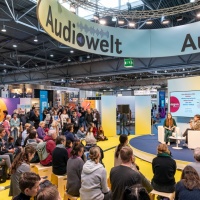 Veranstaltung in der Audiwelt vor vollbesetztem Publikum während der Leipziger Buchmesse 2026