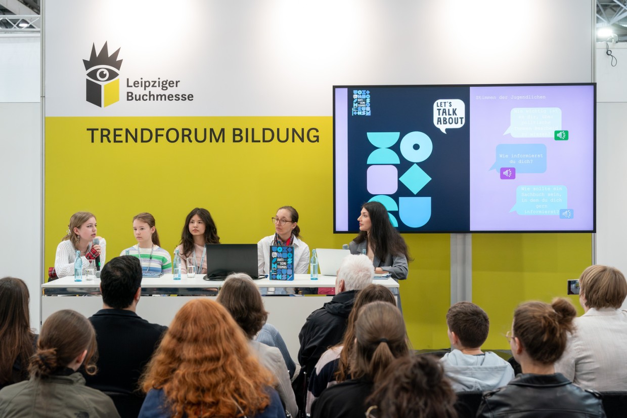 5 Personen im Gespräch auf der Bühne des Trendforum Bildung auf der Leipziger Buchmesse 2026