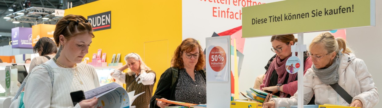 Duden-Messestand im Bereich Bildung auf der Leipziger Buchmesse 2026 mit interessierten Besucherinnen