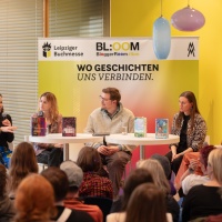 Bühnengespräch mit mehreren Autor:innen im BL:OOM – BloggerRoom der Leipziger Buchmesse 2026
