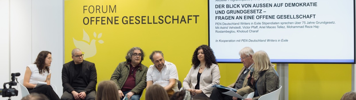 Panel Diskussion mit mehreren Personen im Forum Offene Gesellschaft auf der Leipziger Buchmesse 2026