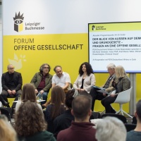 Panel Diskussion mit mehreren Personen im Forum Offene Gesellschaft auf der Leipziger Buchmesse 2026