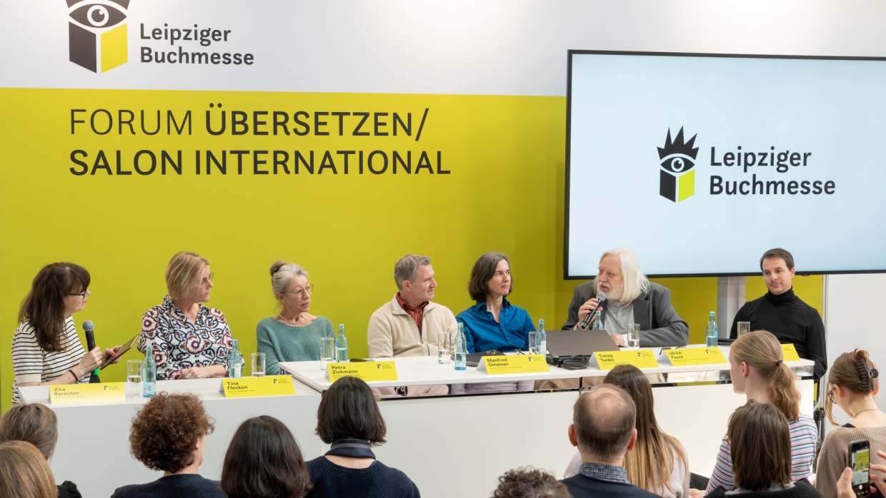 mehrere Personen im Gespräch auf der Bühne des Forums Übersetzen auf der Leipziger Buchmesse 2026