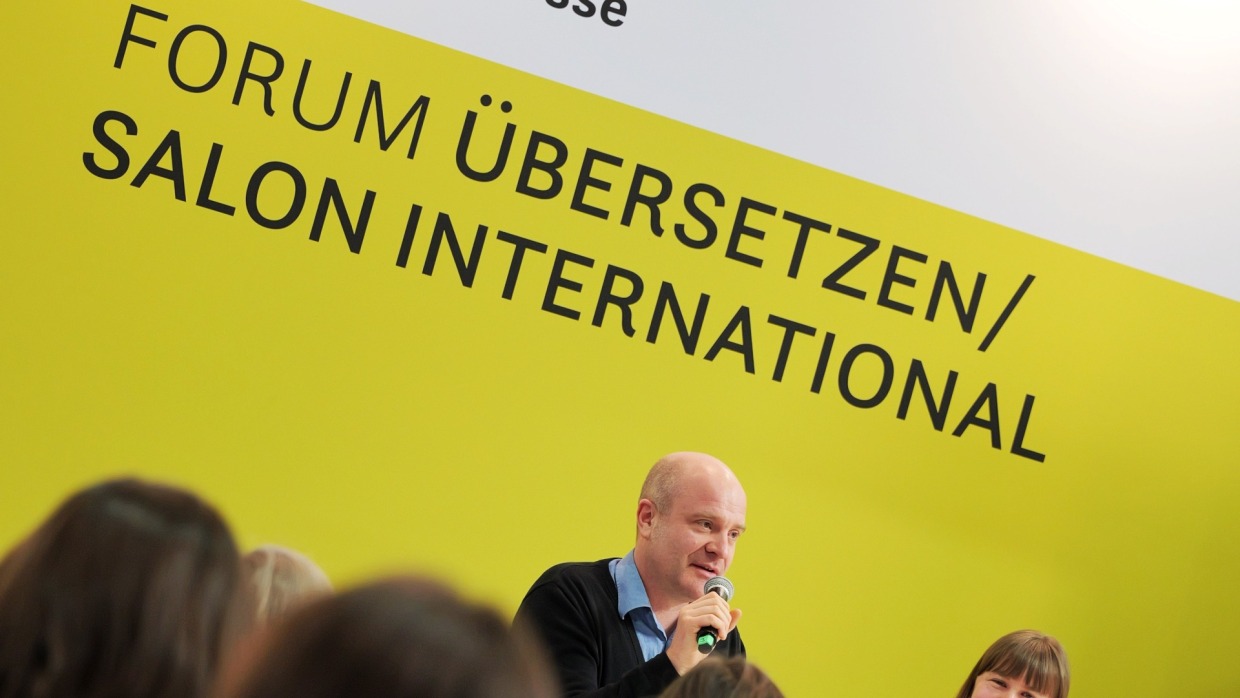 2 Personen im Gespräch auf der Bühne des Forums Übersetzen auf der Leipziger Buchmesse 2026