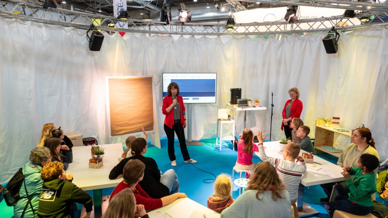 Veranstaltung mit vielen Kindern im piks – der Experimentierraum auf der Leipziger Buchmesse 2026
