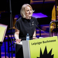Astrid Böhmisch, Direktorin der Leipziger Buchmesse, am Rednerpult während der Eröffnung der Leipziger Buchmese 2026.