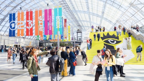 belebte Glashalle während der Leipziger Buchmesse mir fröhlichen Besucher:innen