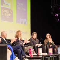 Audible Veranstaltung mit mehreren Autor:innen in einer Talkrunde auf der Großen Bühne der Leipziger Buchmesse 2026, Moderation: Kais Harrabi