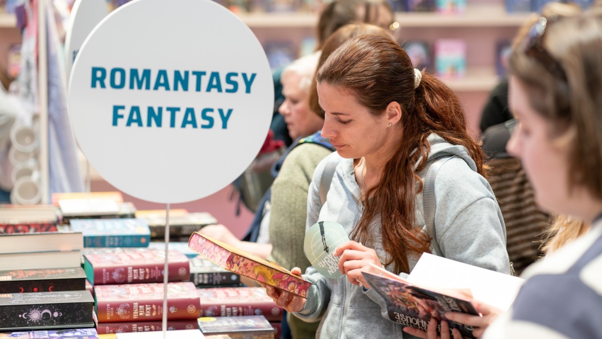 Messestand mit stöbernden Besucher:innen auf der Leipziger Buchmesse 2026