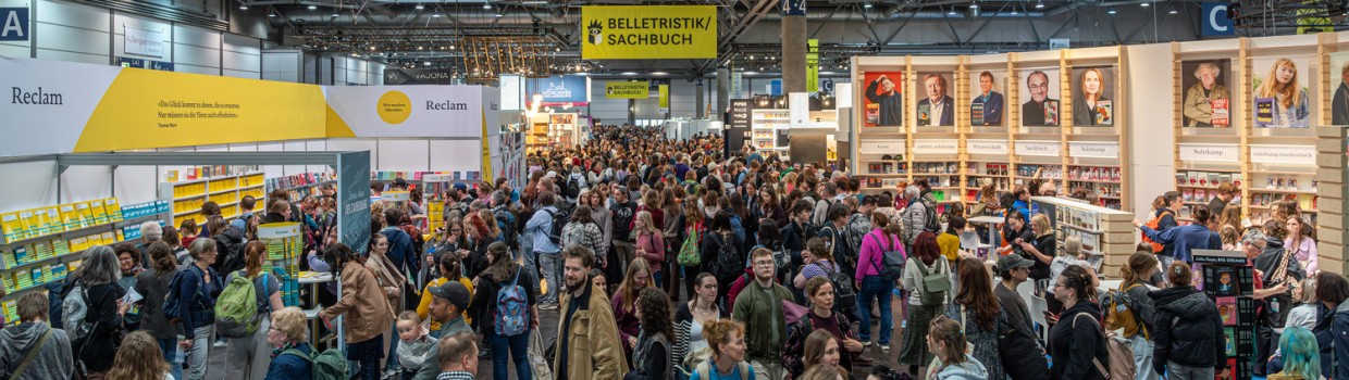 Volle Messehalle mit Verlagsständen von Reclam, Suhrkamp und Insel auf der Leipziger Buchmesse 2026