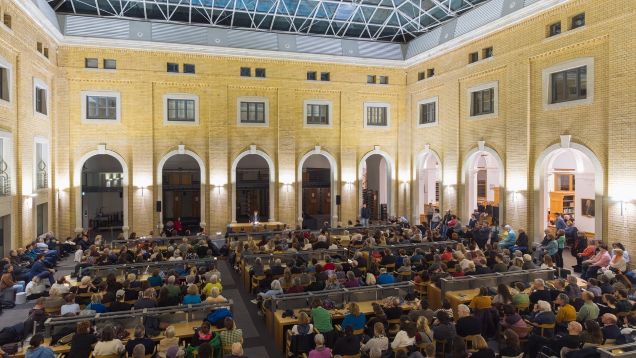 Leipzig liest Veranstaltung mit Bernhard Schlink vor vollbesetztem Publikum während der Leipziger Buchmesse 2026