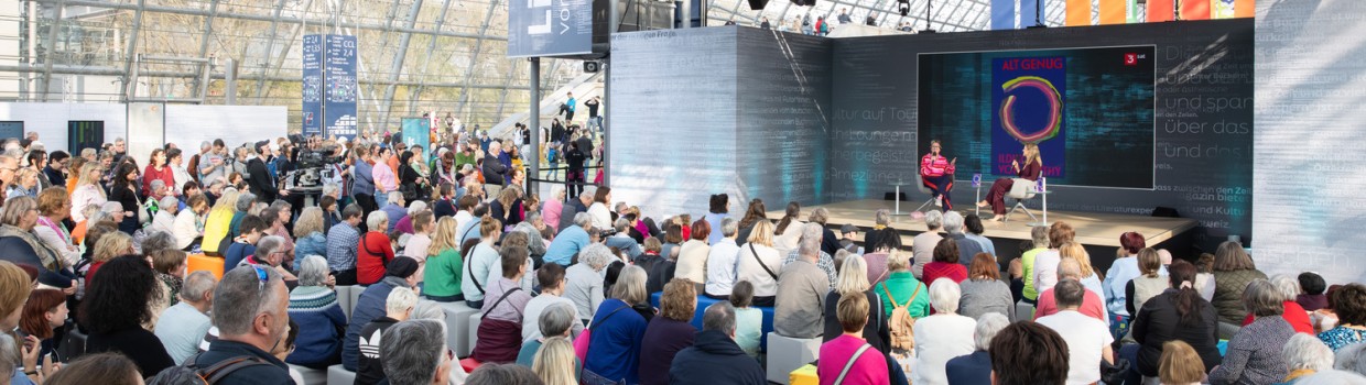 Veranstaltung mit Ildikó von Kürthy vor vollbesetztem Publikum während der Leipziger Buchmesse 2026