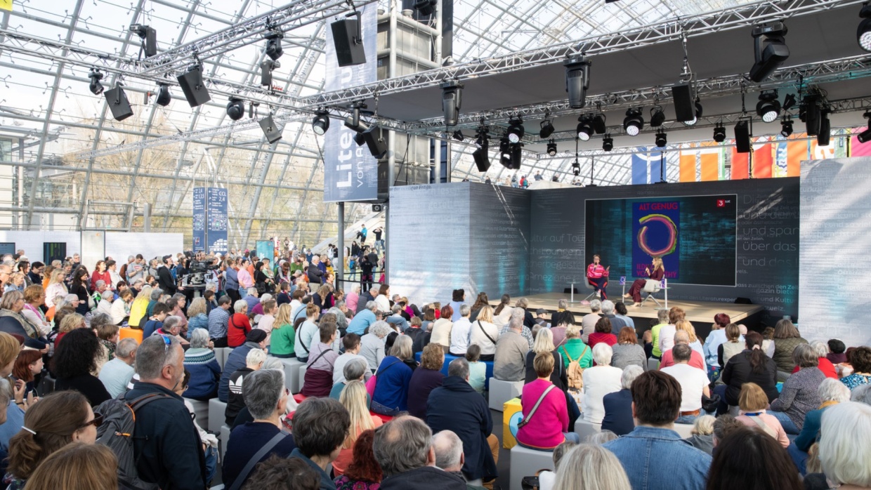 Veranstaltung mit Ildikó von Kürthy vor vollbesetztem Publikum während der Leipziger Buchmesse 2026