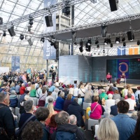 Veranstaltung mit Ildikó von Kürthy vor vollbesetztem Publikum während der Leipziger Buchmesse 2026