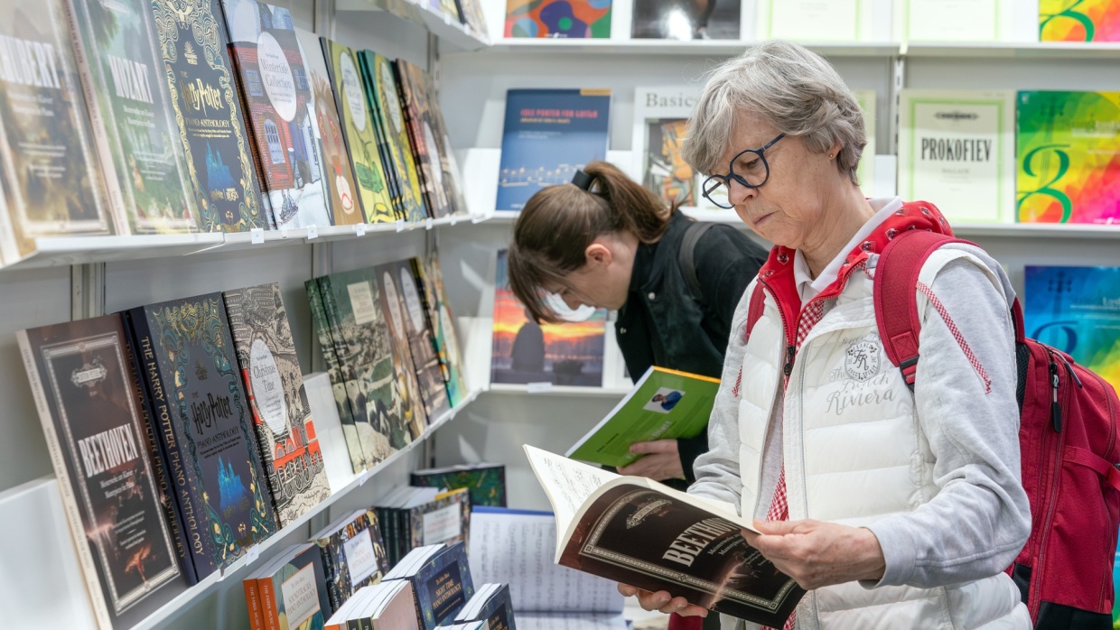 Messestand mit stöbernden Besucher:innen auf der Leipziger Buchmesse 2026