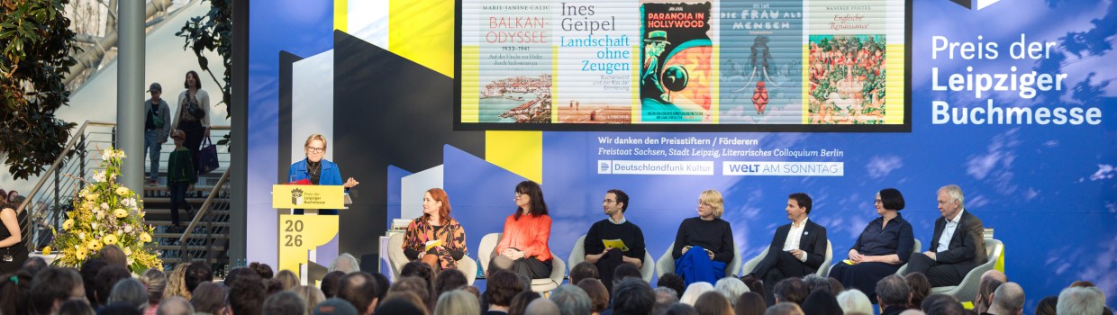 Verleihung des Preises der Leipziger Buchmesse 2026 in der Glashalle der Leipziger Messe mit vollbesetztem Publikum und Jury auf der Bühne