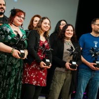 Alle Gewinner:innen und Laudator:innen beim Gruppenfoto bei der Verleihung des Phantastikpreises SERAPH auf der Leipziger Buchmesse 2026