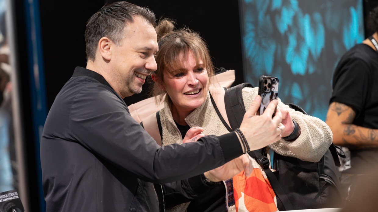 Sebastian Fitzek und Fan nehmen ein Selfie auf der Leipziger Buchmesse 2026 auf