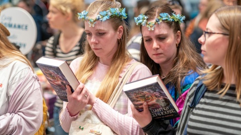 Messestand mit stöbernden Besucher:innen auf der Leipziger Buchmesse 2026