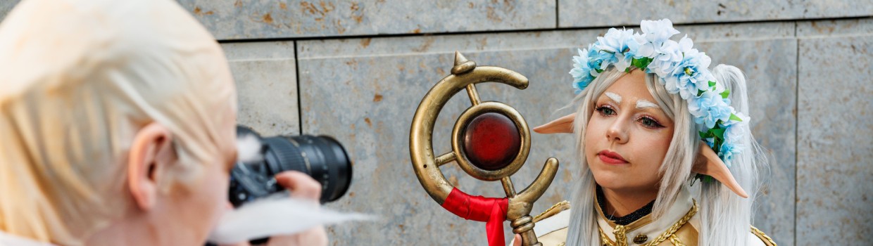 Cosplayer:in fotografiert Cosplayer:in auf der Manga Comic Con 2025 Cosplayer:in fotografiert Cosplayer:in auf der Manga Comic Con 2025