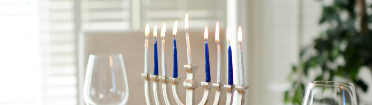 Messingfarbener Kerzenständer auf braunem Tisch