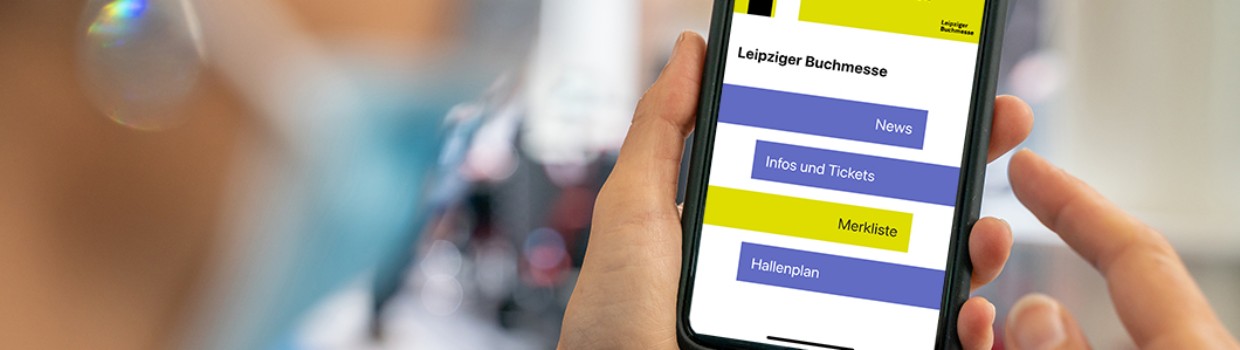 Smartphone mit der Leipziger Buchmesse App auf dem Display