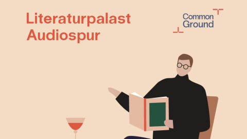 eine stilisierte Person mit Brille, sitzt in einem Sessel und liest ein Buch, daneben steht ein kleiner Tisch mit einem Getränk, darüber der Schriftzug „Literaturpalast Audiospur“ und das Logo „Common Ground“.