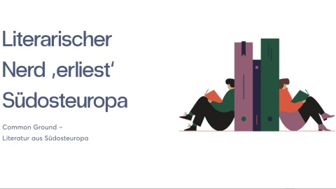 Der Titel „Literarischer Nerd ,erliest‘ Südosteuropa“ steht groß links, daneben sitzen zwei gezeichnete Personen lesend an hohen, bunten Büchern. Unten steht „Common Ground – Literatur aus Südosteuropa“.
