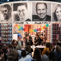 Sebastian Fitzek's book signing. Fitzek is standing in the middle of the picture, with lots of people in the foreground waiting to have their photo taken. 