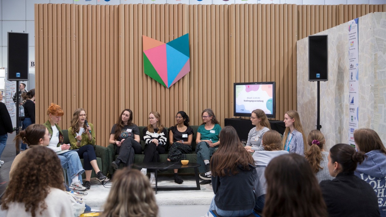 Panel discussion on “Studying Books” with several participants at the Leipzig Book Fair 2024