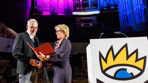 Barbara Klepsch, Saxon State Minister for Culture and Tourism, presents the prize to Alhierd Bacharevič at the Leipzig Book Fair 2025
