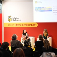 Two people sit on stage in a panel discussion in front of an audience at the Forum Offene Gesellschaft at the Leipzig Book Fair 2025

